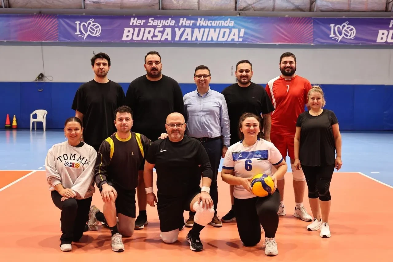 Nilüfer Belediyesi çalışanları birimler arası voleybol turnuvasında mücadele etti