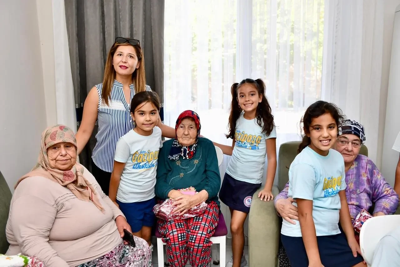 Silifke'de öğrenciler huzurevi sakinlerini ziyaret ederek hediyeler verdi