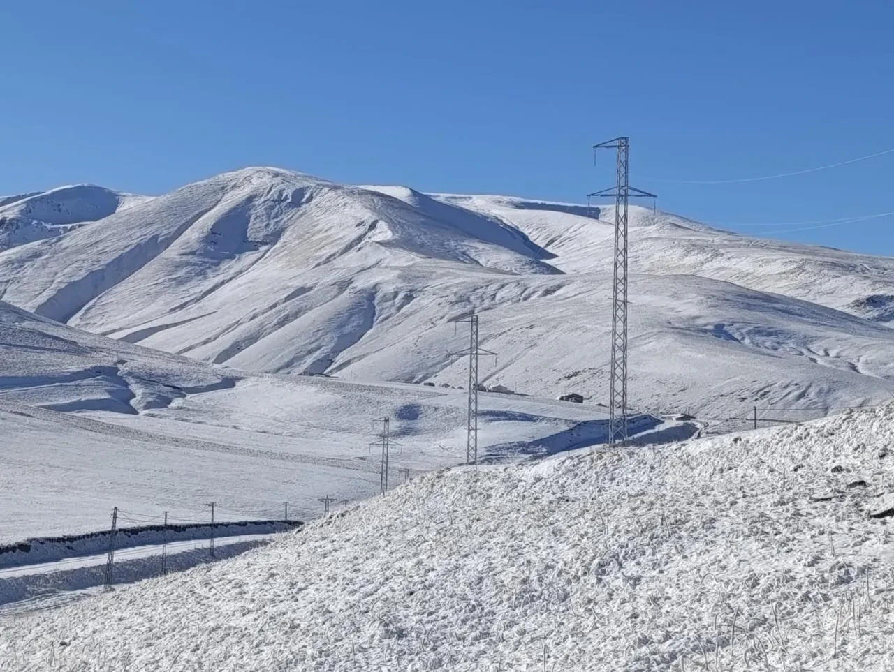 Taşlıçay’da kar yağışı Gündoğdu köyünü beyaza bürüdü