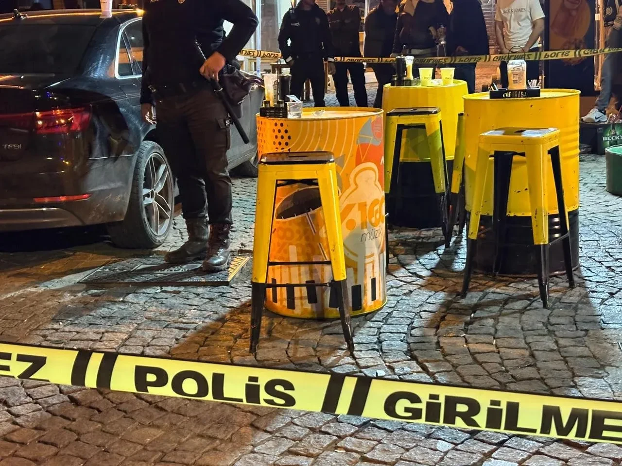 Kocaeli İzmit’te eğlence mekanında silahlı kavgada 2 kişi yaralandı