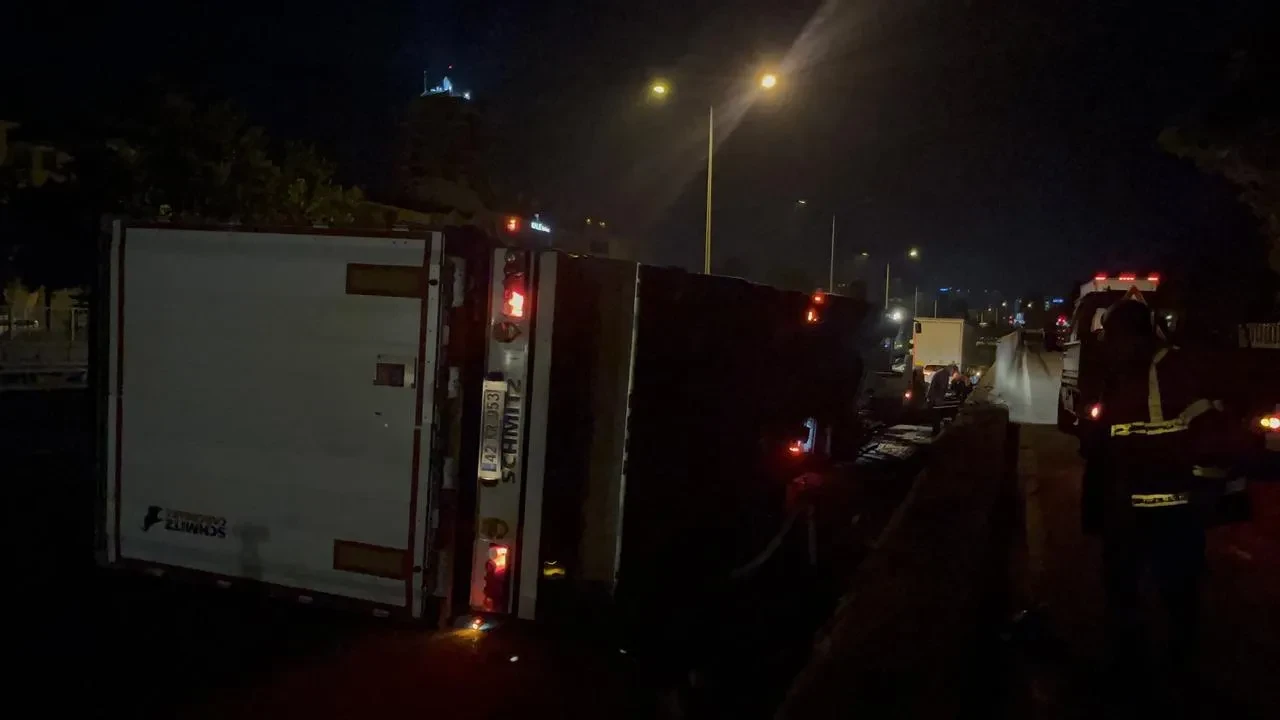 Eskişehir'de şeker yüklü tır kontrolden çıkarak bariyerleri biçti ve yan yattı