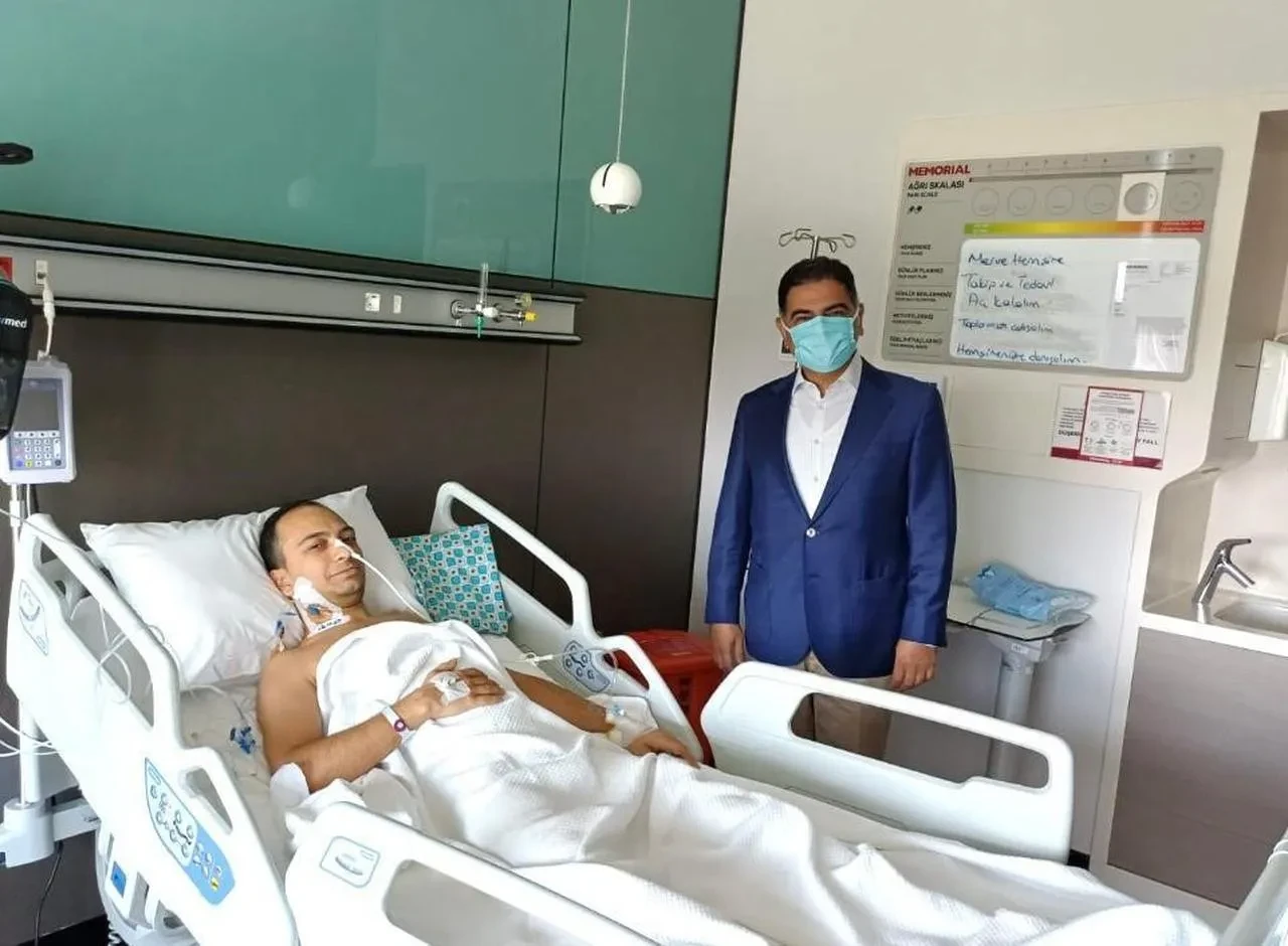 Dr. Melih Özden babası Prof. Dr. Ömer Özden'e karaciğerini bağışladı