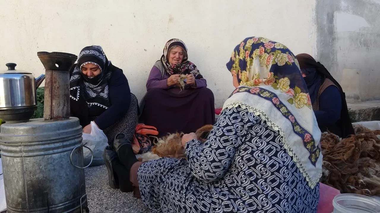 Bayburt Şingah Mahallesi kadınları imeceyle kış hazırlıklarını tamamlıyor