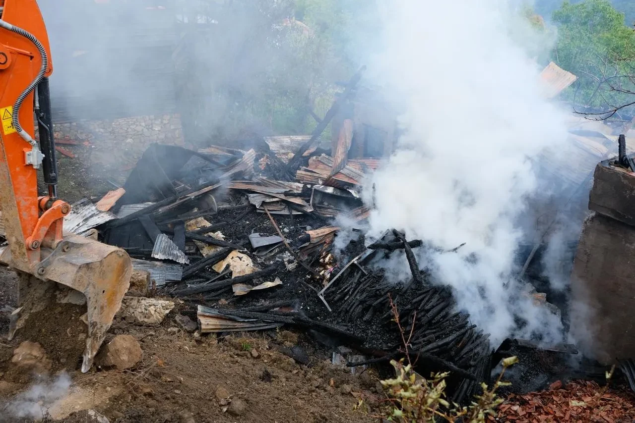 Kastamonu’nun Bozkurt ilçesinde iki katlı ahşap ev yangında küle döndü