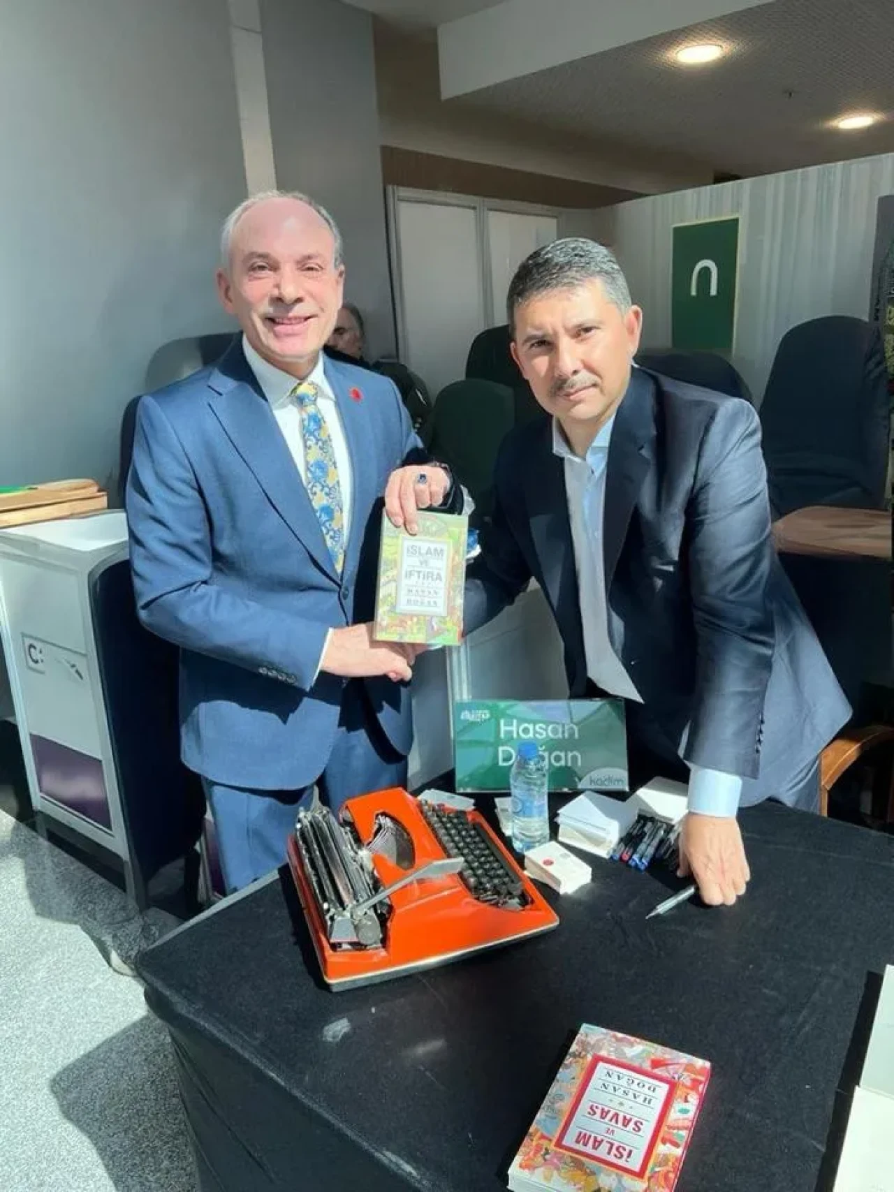 Cumhurbaşkanlığı özel kalem müdürü Hasan Doğan’dan Abbas Gündüz’e imzalı kitap