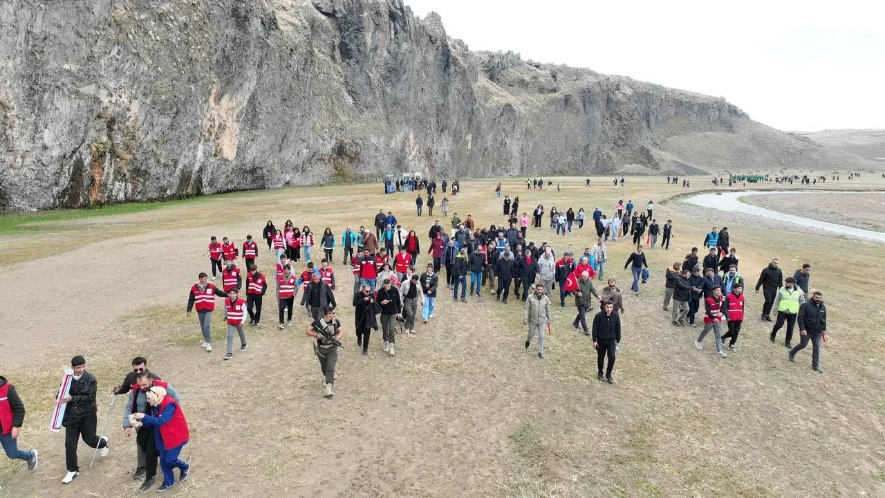 Ağrı’da Diyadin Kanyonu’nda Cumhuriyet’in 102. yılı için doğa yürüyüşü düzenlendi