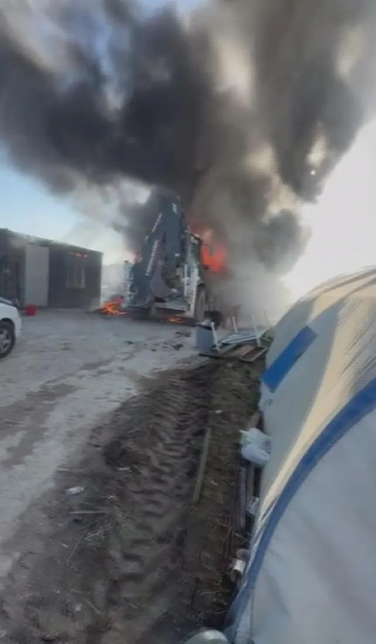 Operatör Özkan Oluç yanan konteyneri uçurumdan iterek yangını Antakya'da durdurdu