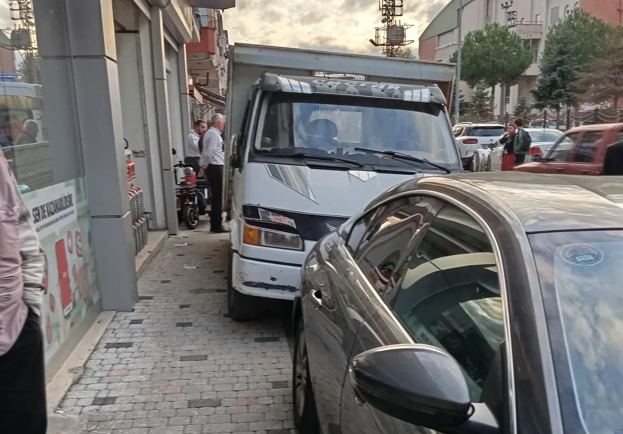 Ünye’de epilepsi nöbeti geçiren sürücü park halindeki araçlara çarptı