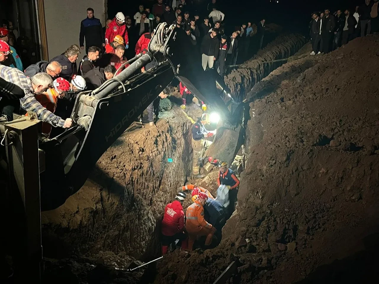 Bursa Mudanya'da kanalizasyon çukuru kazarken göçük altında kalan iki kardeş öldü