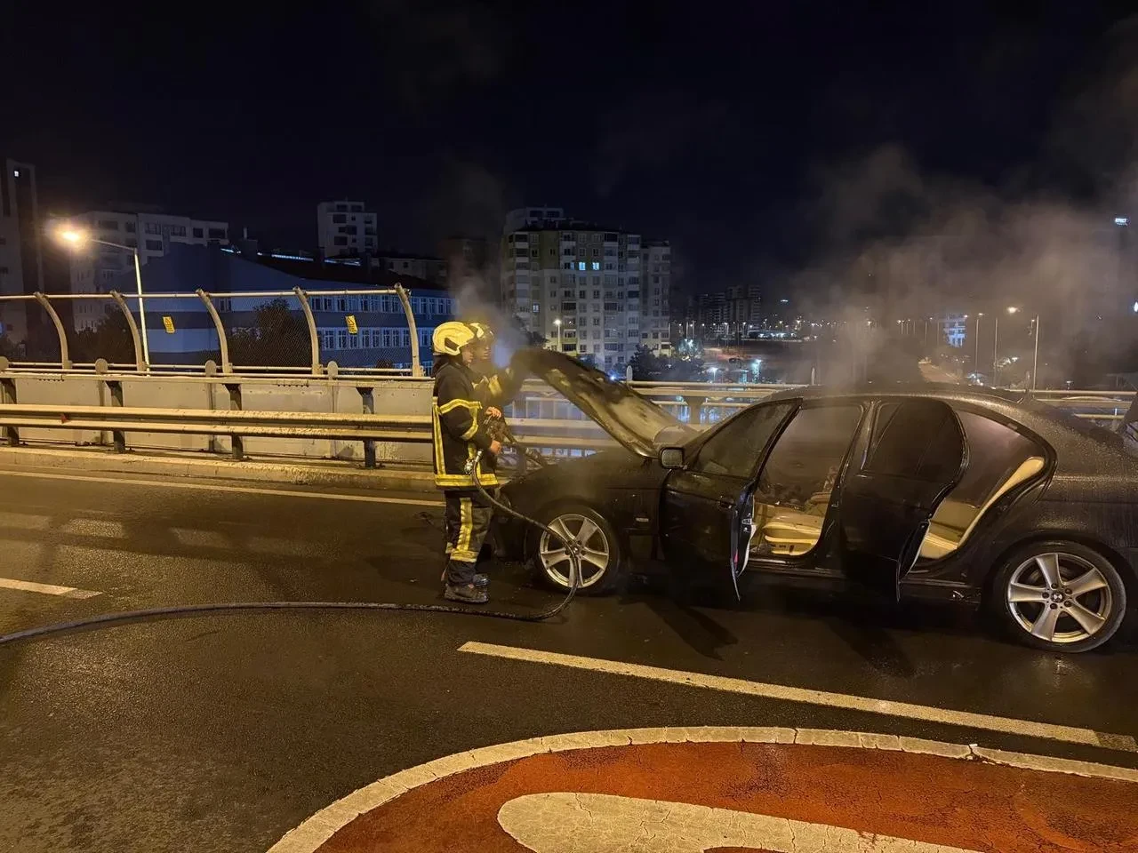 Kayseri'de otomobilin motorundan çıkan yangın itfaiye tarafından söndürüldü