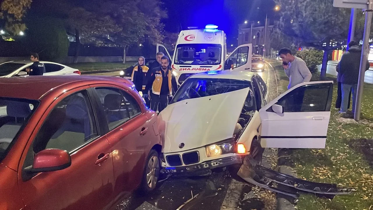 Sivas'ta zincirleme kazada 5 araç hasar gördü 1 yaralı