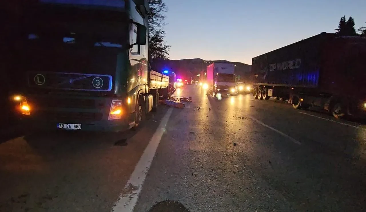 Genç tır şoförü Anadolu Otoyolu’nda lastik değiştirirken kazada hayatını kaybetti