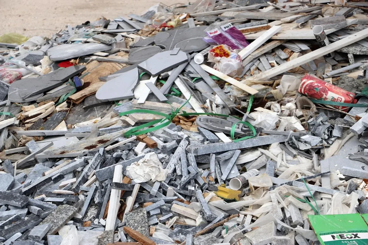 Baksan Sanayi Sitesi'nde ağaç çevresi sanayi atıklarıyla doldu