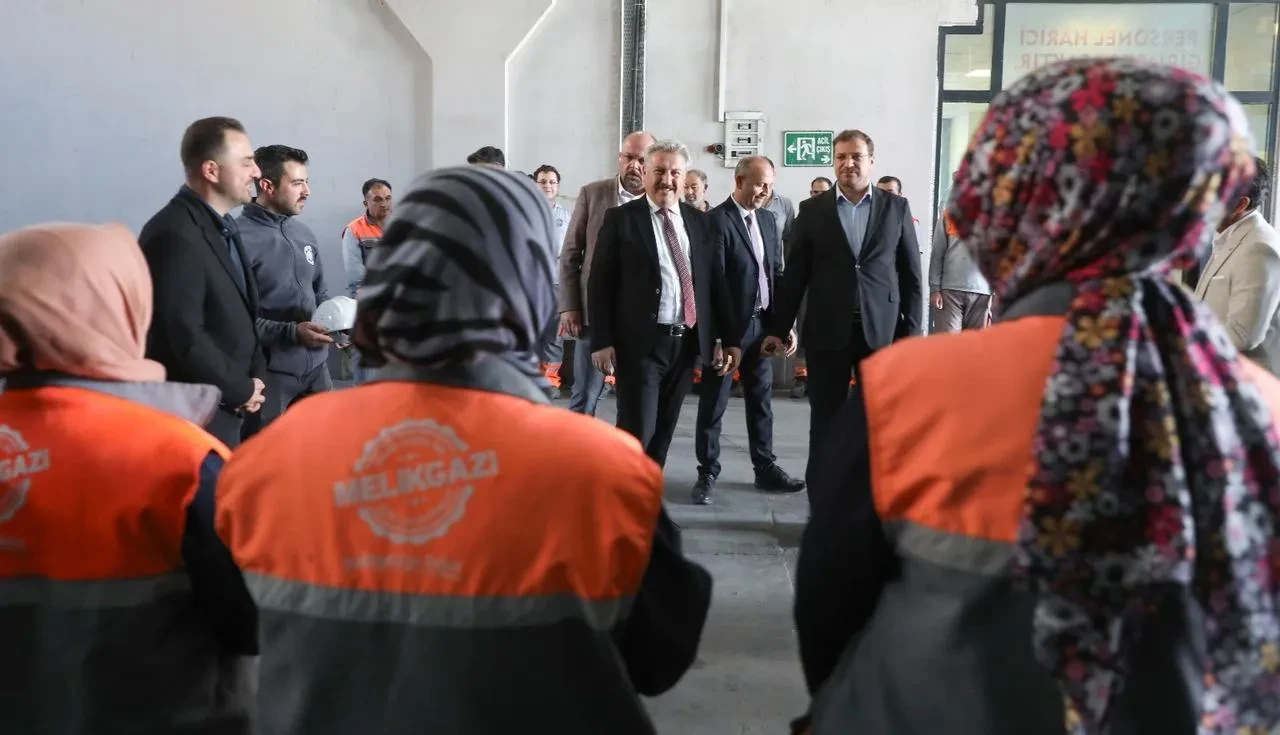 Melikgazi Belediyesi geri dönüşüm tesisinde 25 ton atık ekonomiye kazandırılıyor