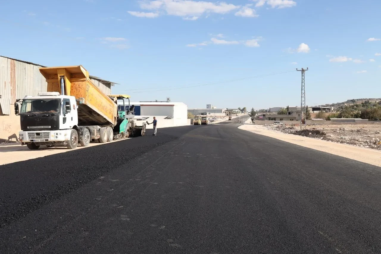 Şanlıurfa Büyükşehir Belediyesi Eyyübiye'de yol çalışmalarını sürdürüyor