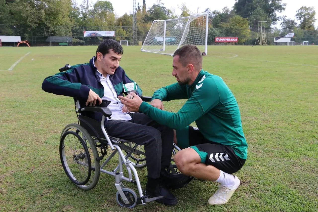 Özel gereksinimli öğrenciler Sakaryaspor'u ziyaret ederek futbolcularla buluştu