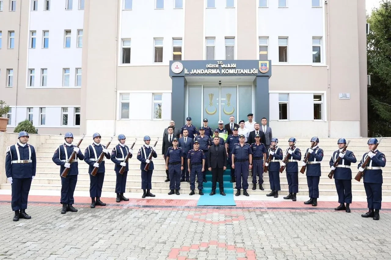 Düzce Valisi Selçuk Aslan şehitler çeşmesinde dua etti