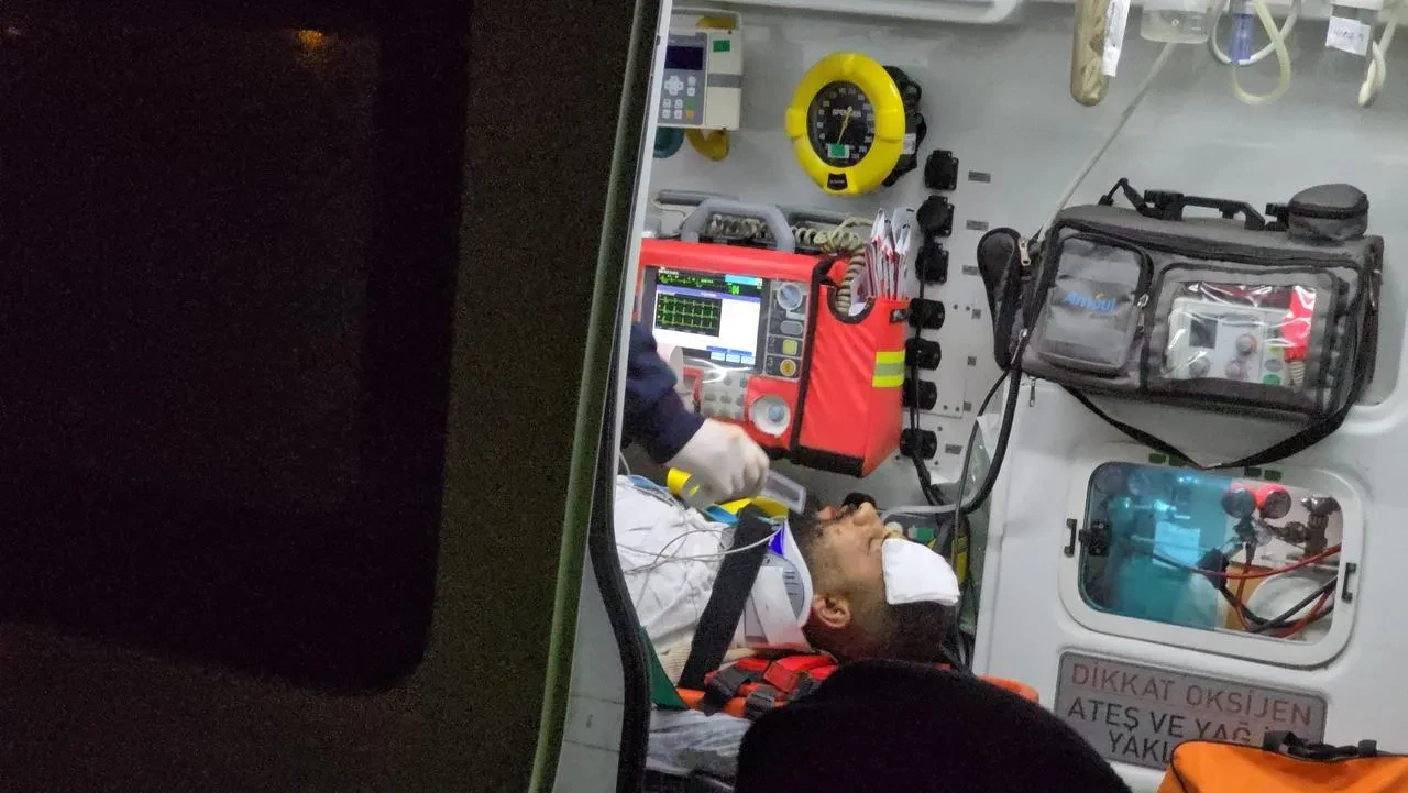 Karabük'te polisten kaçan motosiklet otomobil ile çarpıştı iki yaralı