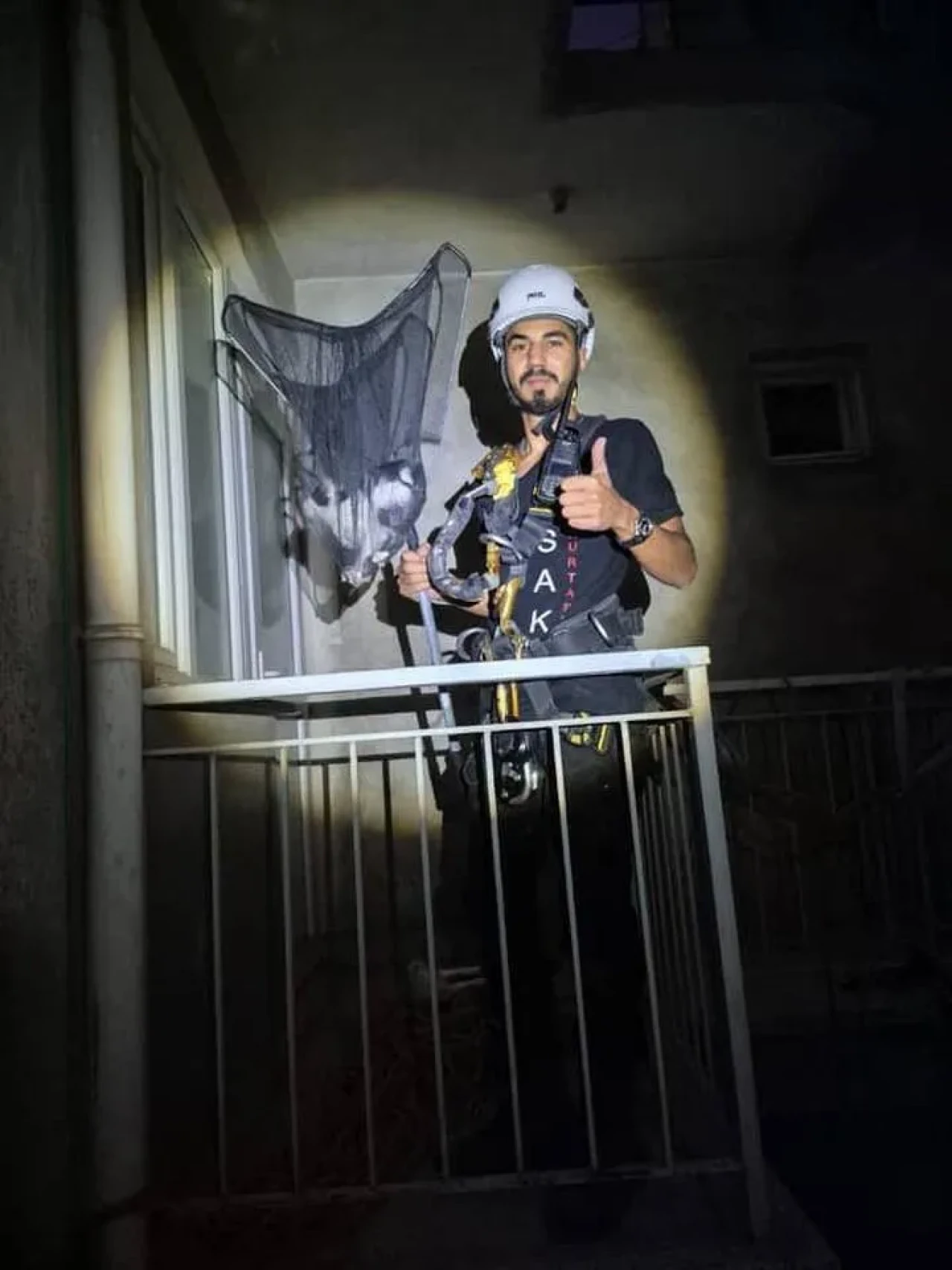 Aydın’da ASAK ekibi apartman boşluğundaki yavru kediyi kurtardı