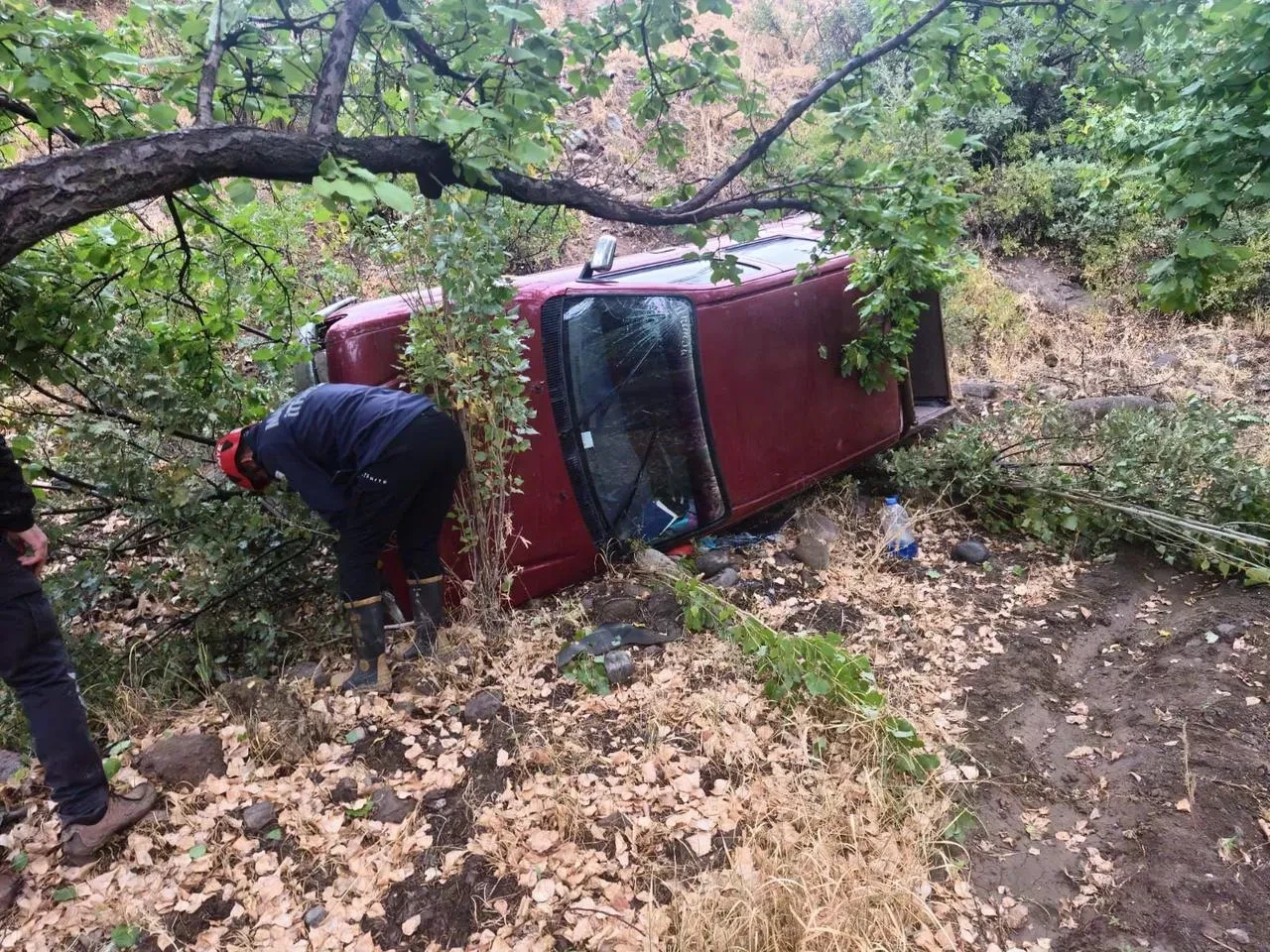 Malatya'nın Hekimhan ilçesinde pikap şarampole uçtu 2 yaralı