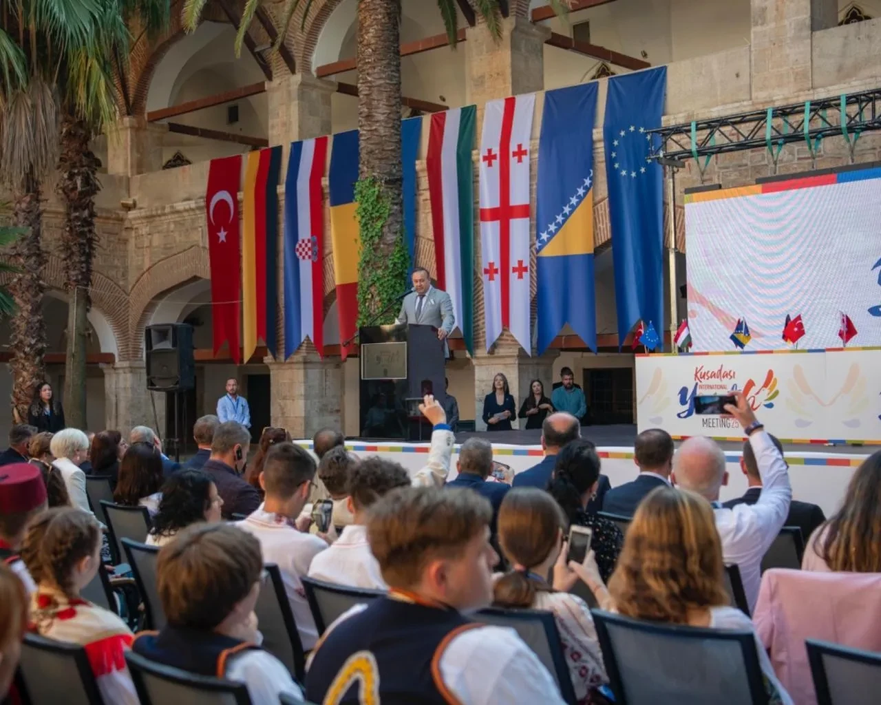 Kuşadası’nda Uluslararası Kardeş Şehirler Gençlik Toplantısı sona erdi.