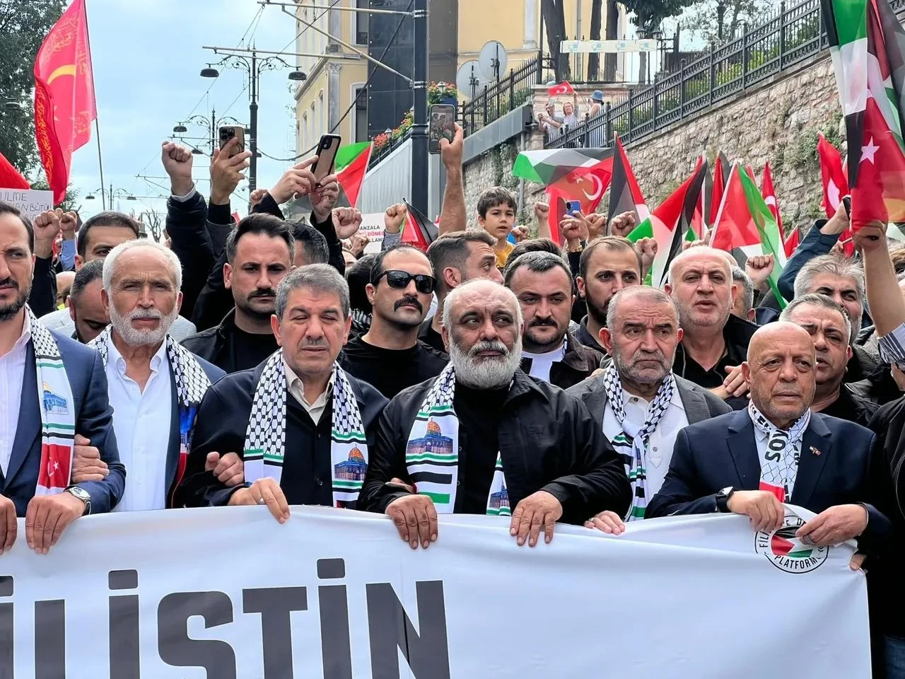 İstanbul’da Ayasofya’dan Eminönü’ne Gazze’ye destek yürüyüşü