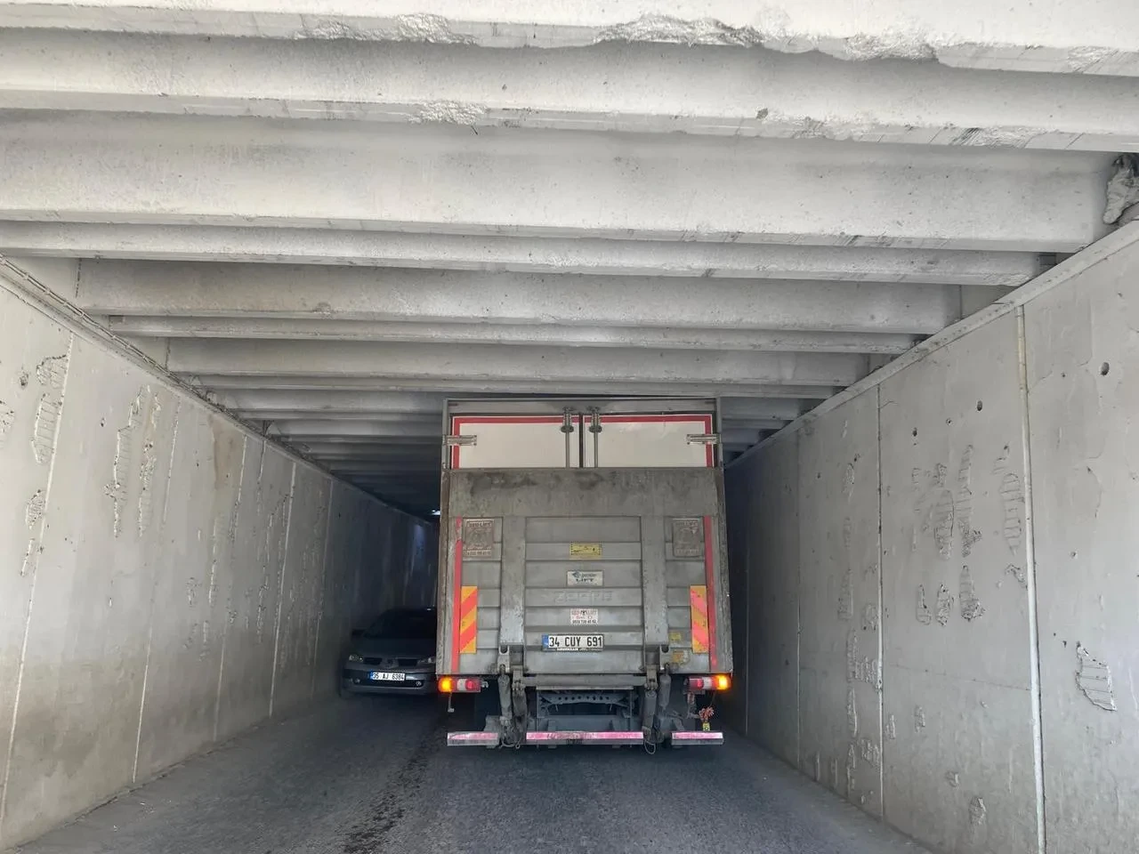 Manisa’nın Turgutlu ilçesinde kamyon alt geçitte sıkıştı trafik ekipleri kurtardı