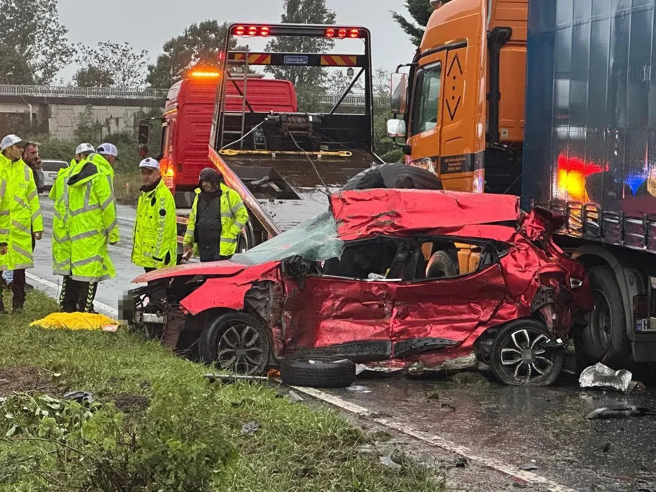 Rize'de otomobil tıra çarptı ve 3 kişi hayatını kaybetti