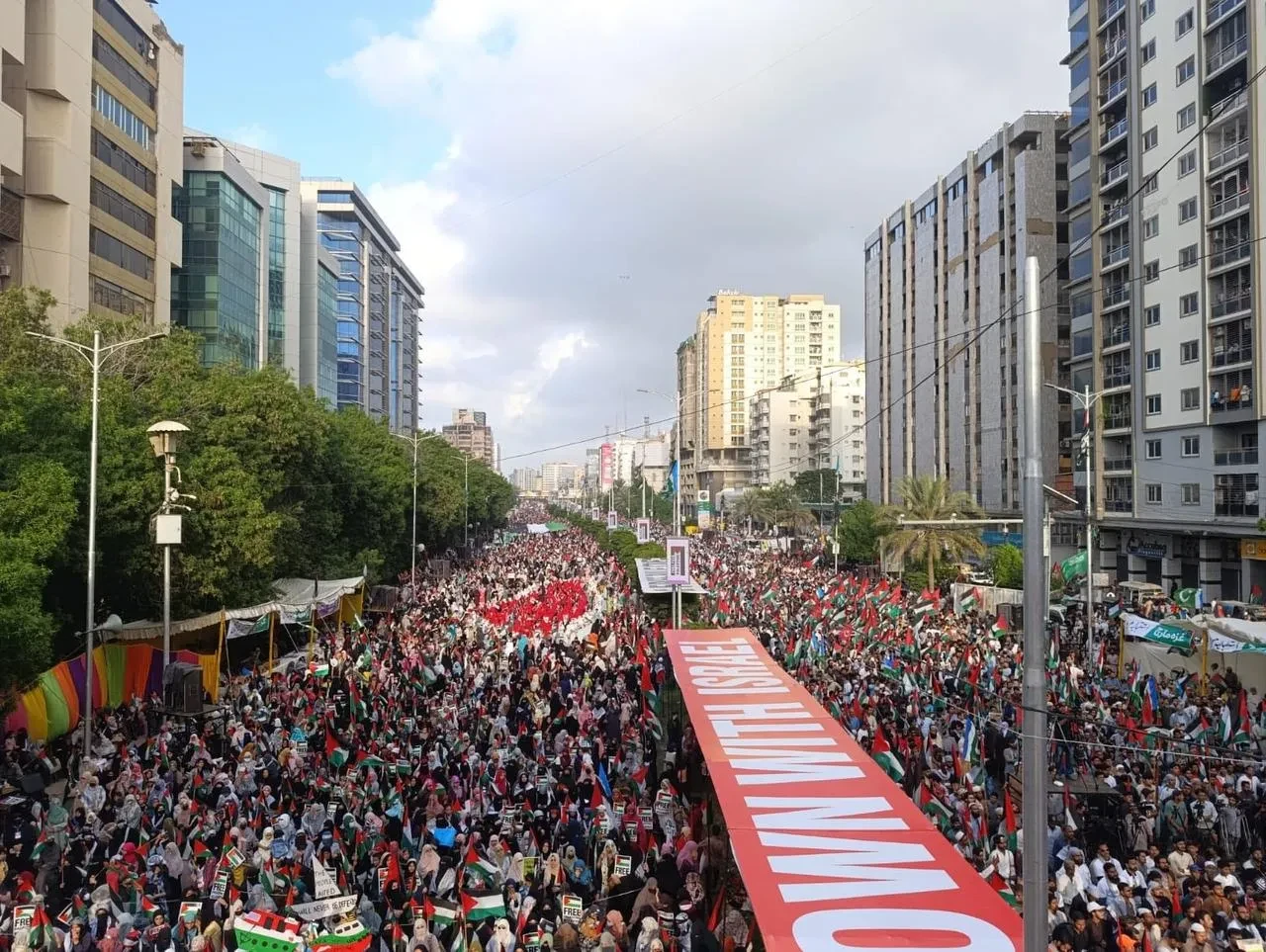 Pakistan’da binlerce kişi Gazze için Cemaat-i İslami liderliğinde yürüdü