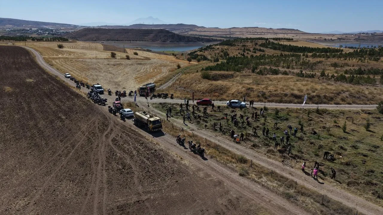 Kayseri Büyükşehir Belediyesi Sarımsaklı'da 1500 fidan dikti