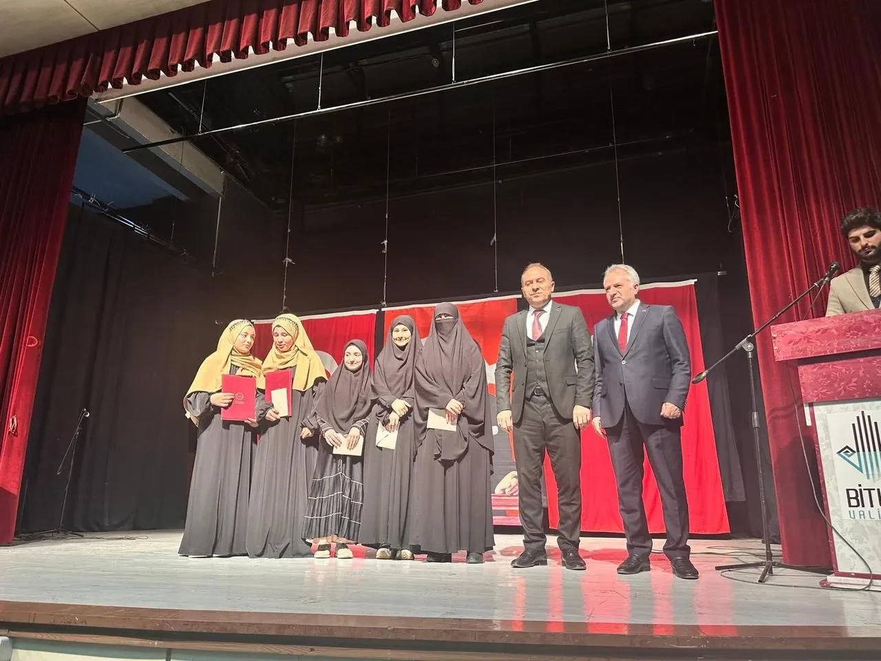 Bitlis'te İmam Hatip Okulları kuruluş yıldönümü ve hafızlık belge töreni kutlandı