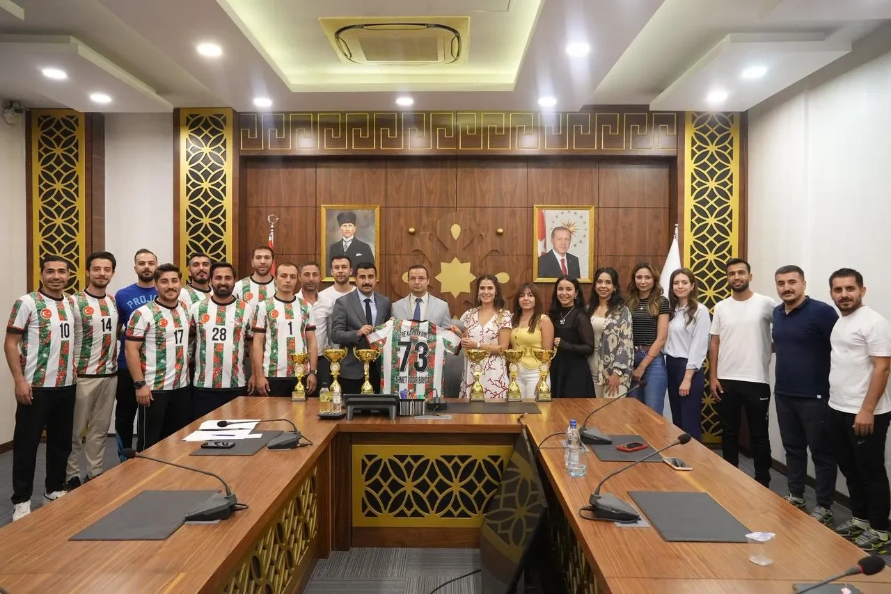 Cizre Kaymakamı Baycar şampiyon takımları makamında ağırladı