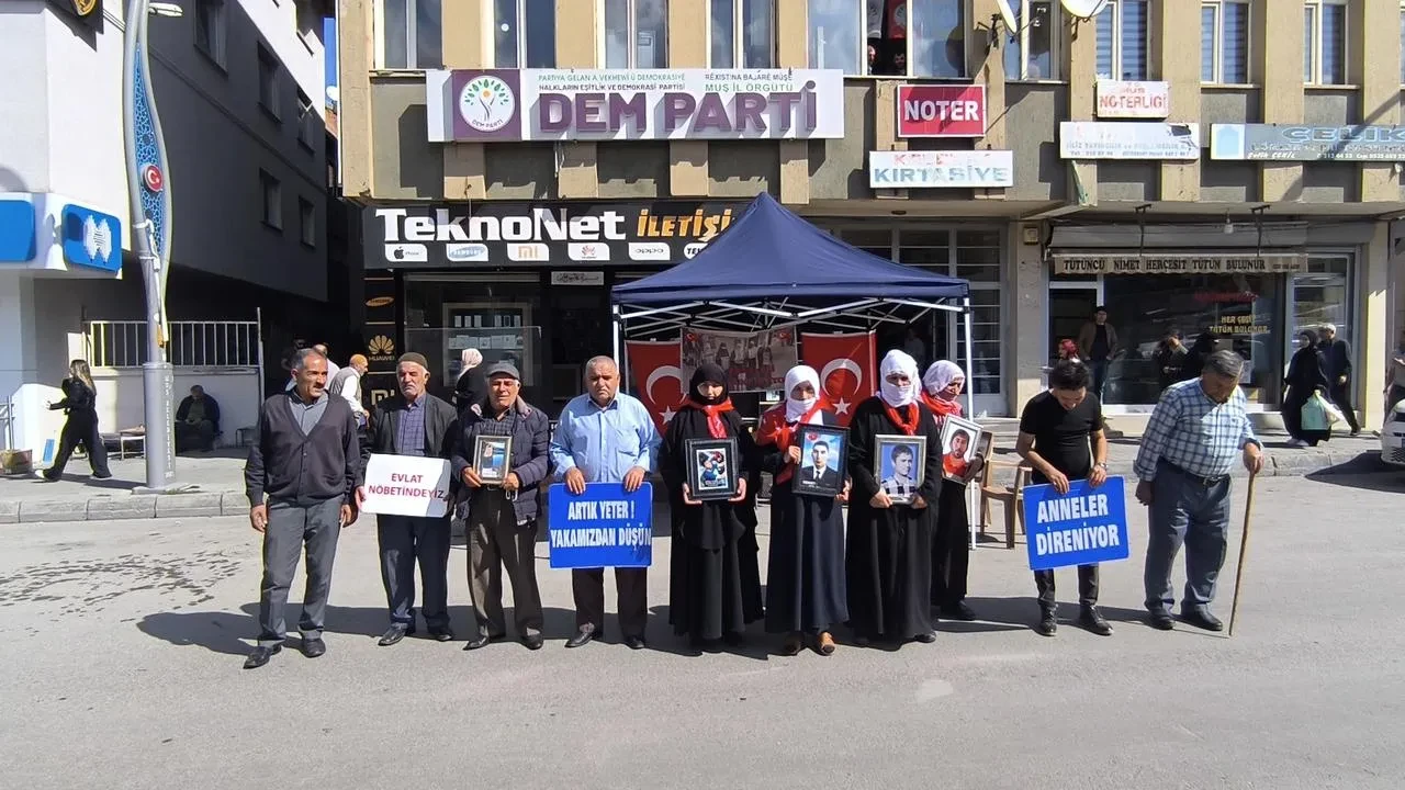 Muş'ta aileler DEM Parti önünde çocuklarını kurtarmak için eylem yapıyor