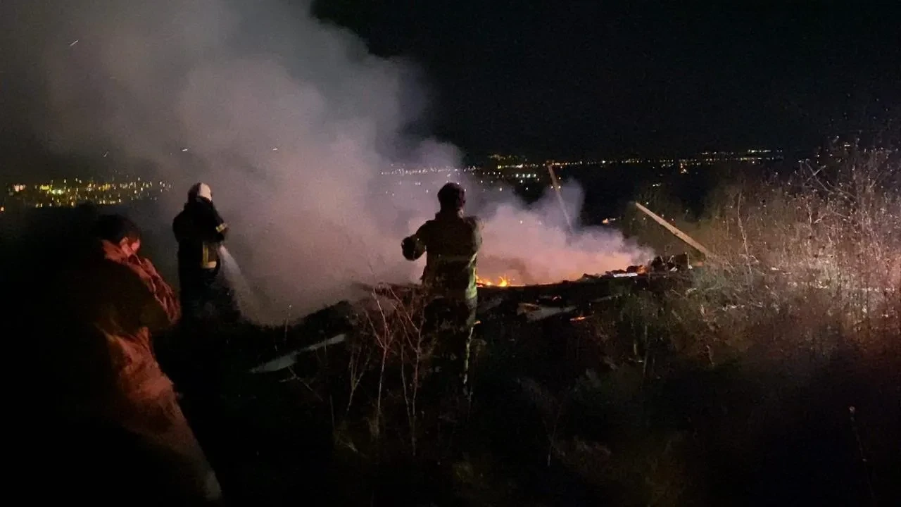 Bursa'nın İnegöl ilçesinde tarlada çıkan yangın 2 barakayı yok etti