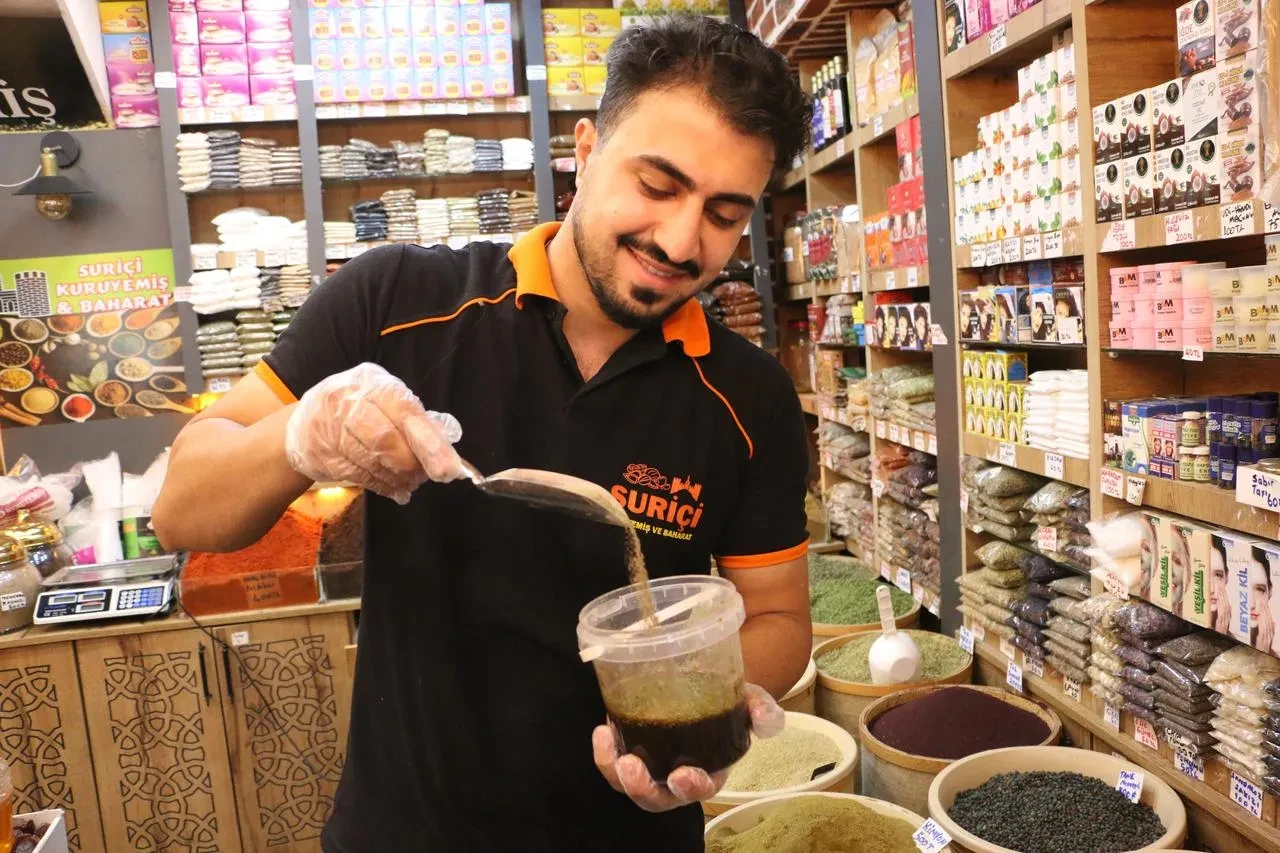 Diyarbakır'da Ali Baran Çelik 25 bitkiden özel karışım yapıyor