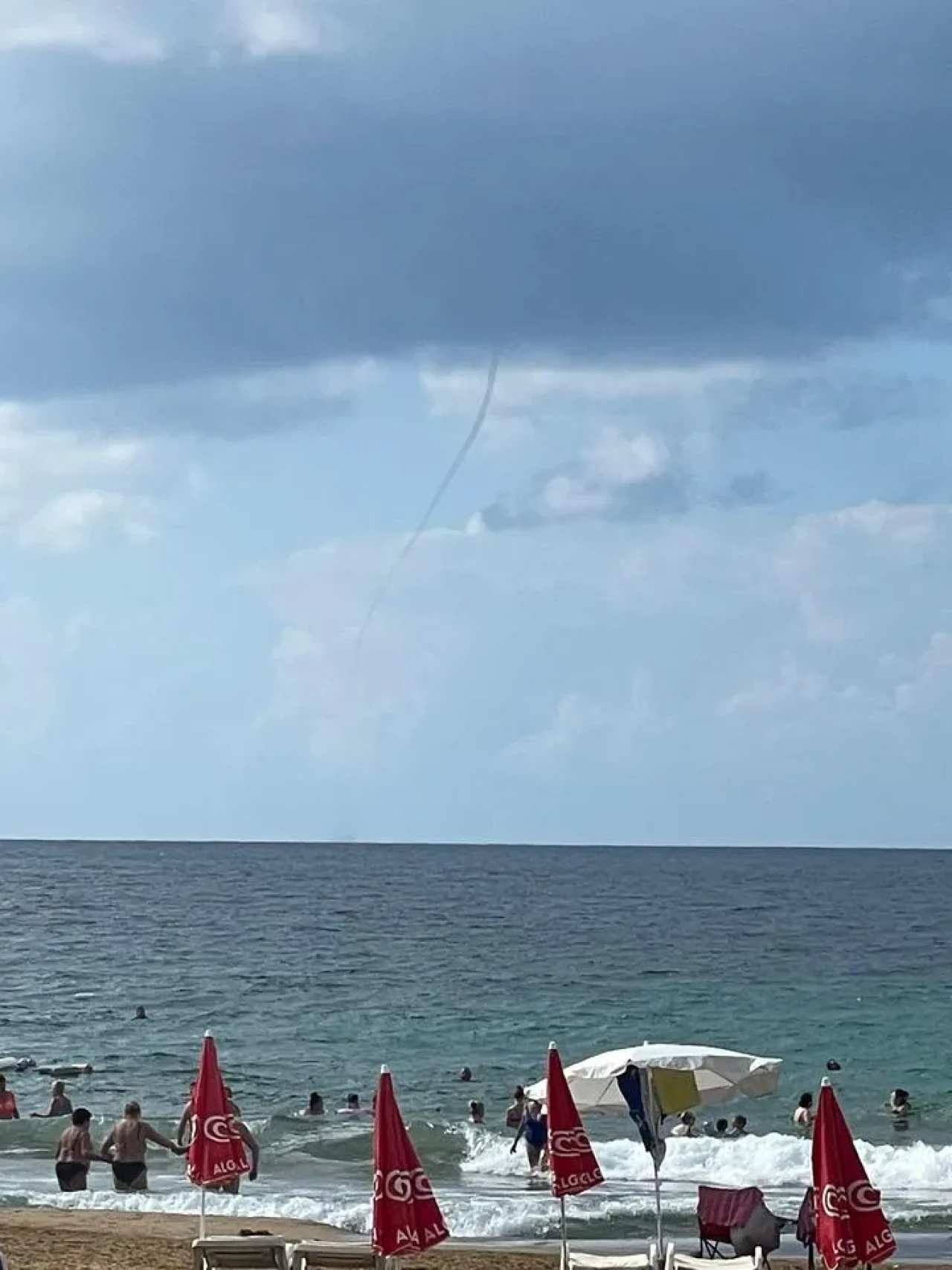 Alanya açıklarında hortum oluştu tatilciler şaşkınlıkla izledi