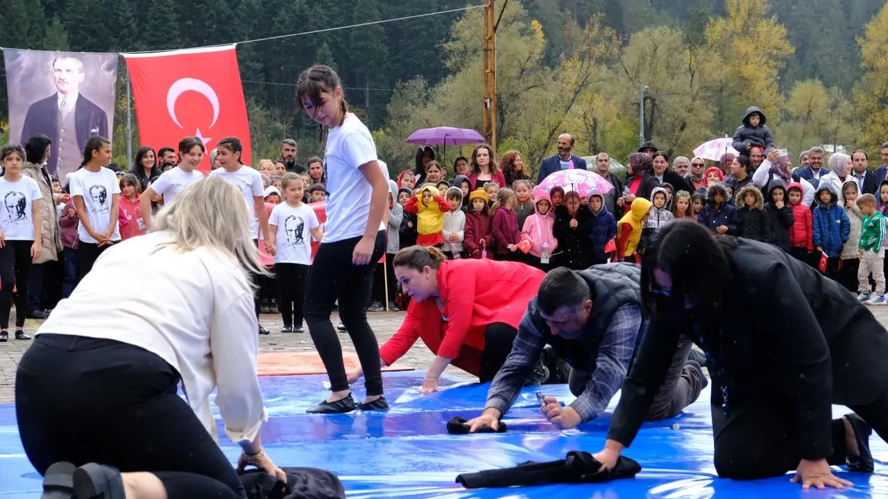 Salim Çakal minderleri kurutarak kızı Damla'nın gösterisini tamamlamasını sağladı