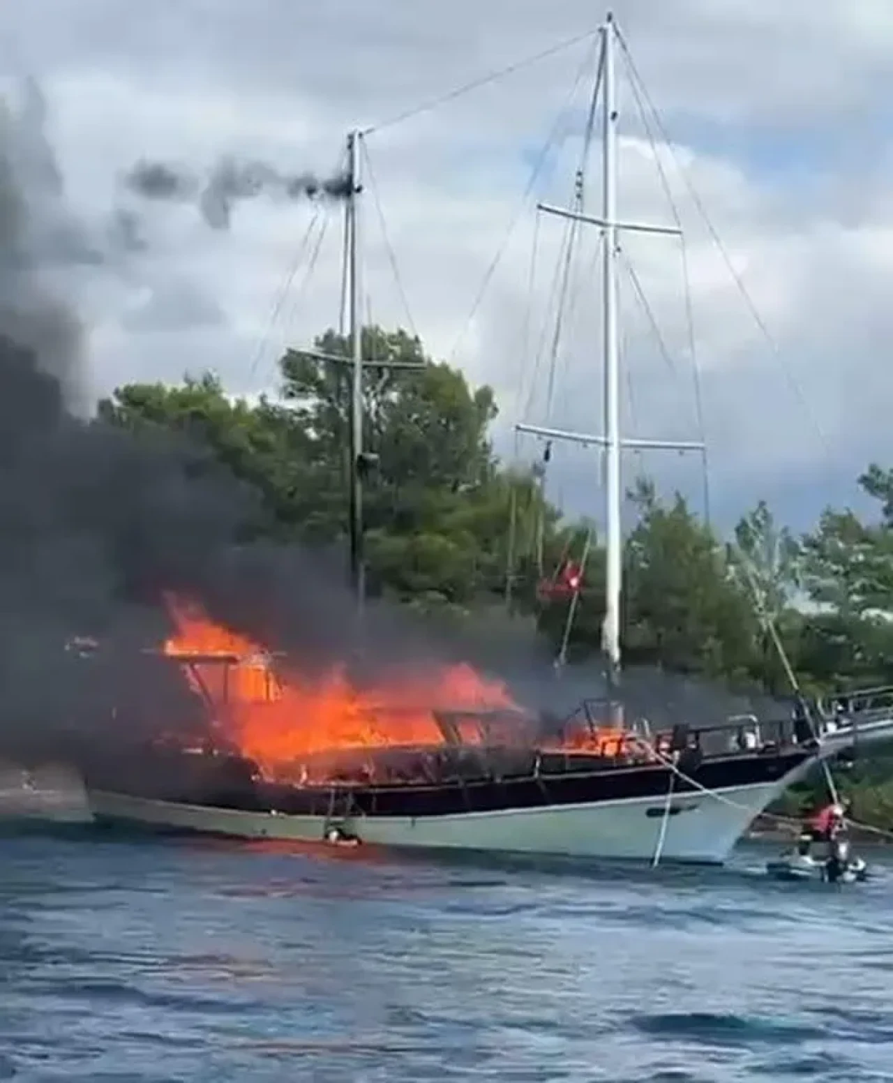 Fethiye Göcek’te gulet teknesi yangını deniz ekiplerince söndürüldü