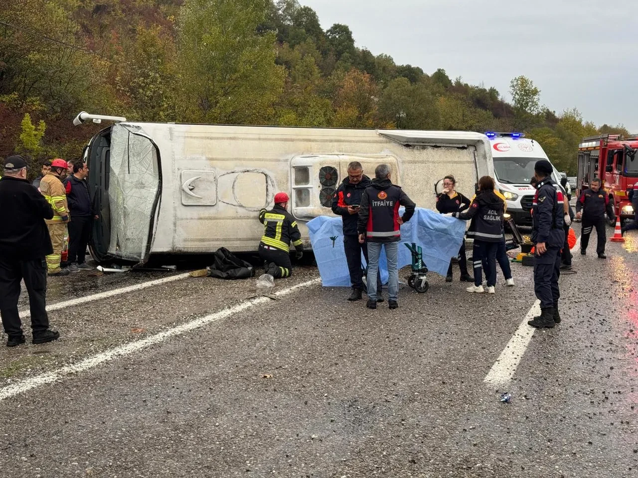Bartın'da işçi servisi devrildi 1 ölü 19 yaralı