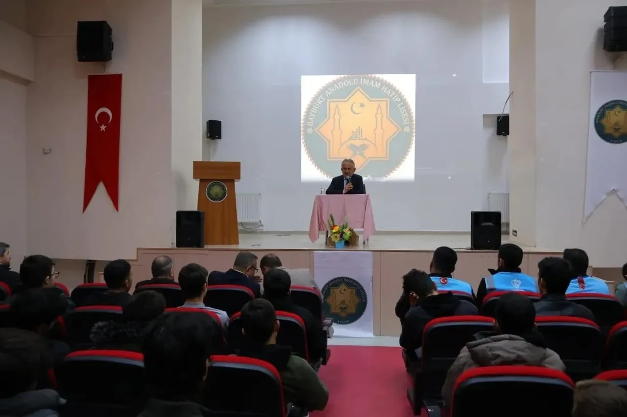 Bayburt İl Müftüsü Bayram Danacı imam hatipliler haftasını öğrencilerle kutladı
