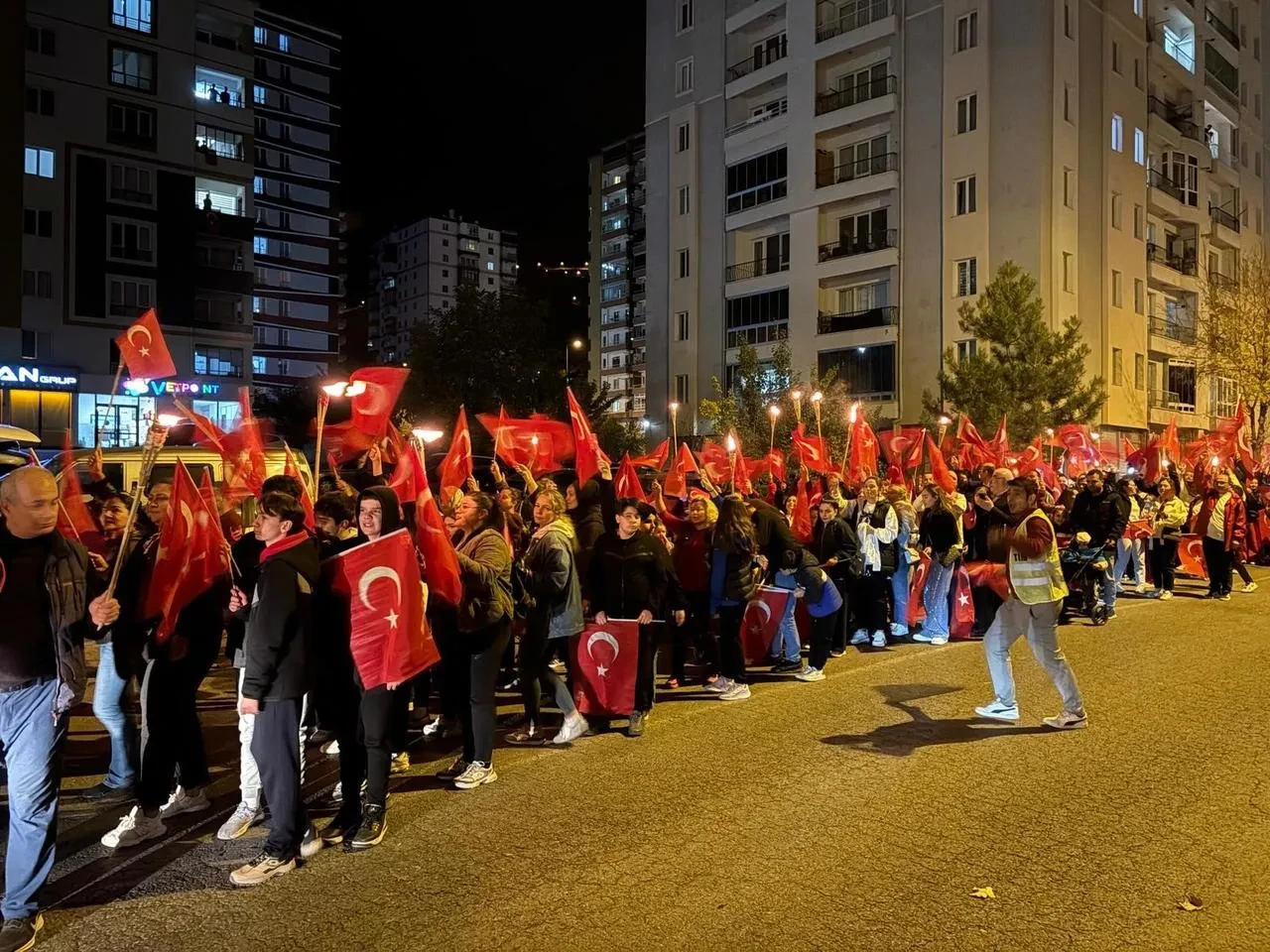 Erciyes Koleji 29 ekim cumhuriyet bayramında fener alayı yürüyüşü düzenledi