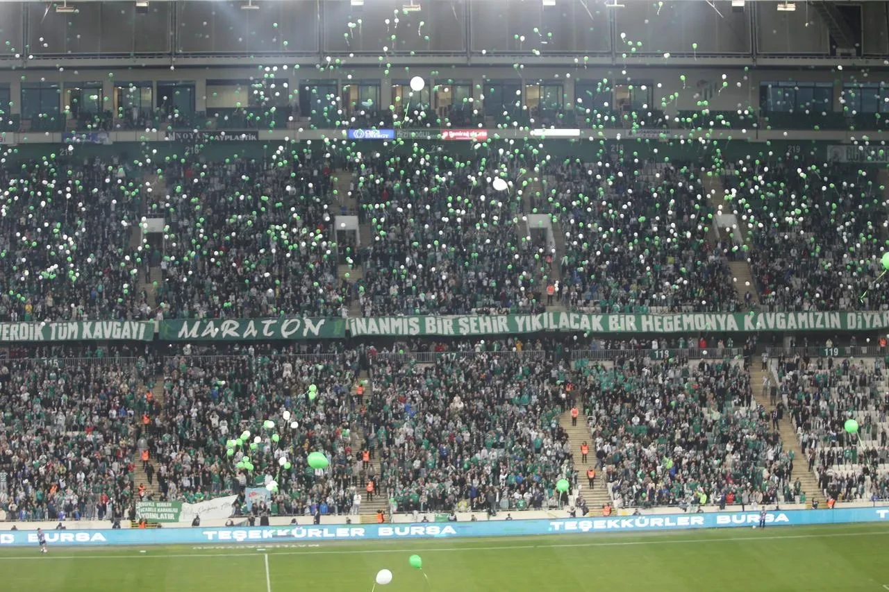 Bursaspor taraftarları Çağan Ata için yeşil-beyaz balonlar bıraktı