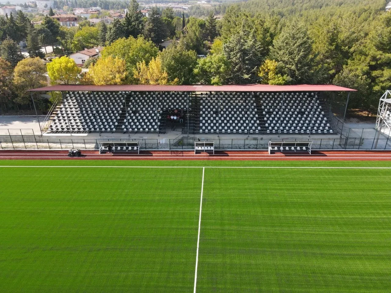 Çal’da modern futbol sahası Gençlik ve Spor Bakanlığı desteğiyle yenilendi