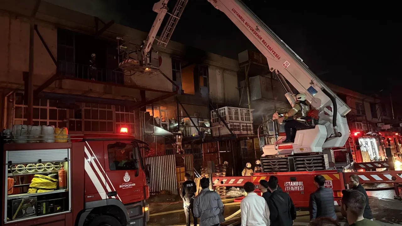 Başakşehir'de Metal İş Sanayi Sitesi'ndeki depoda yangın çıktı