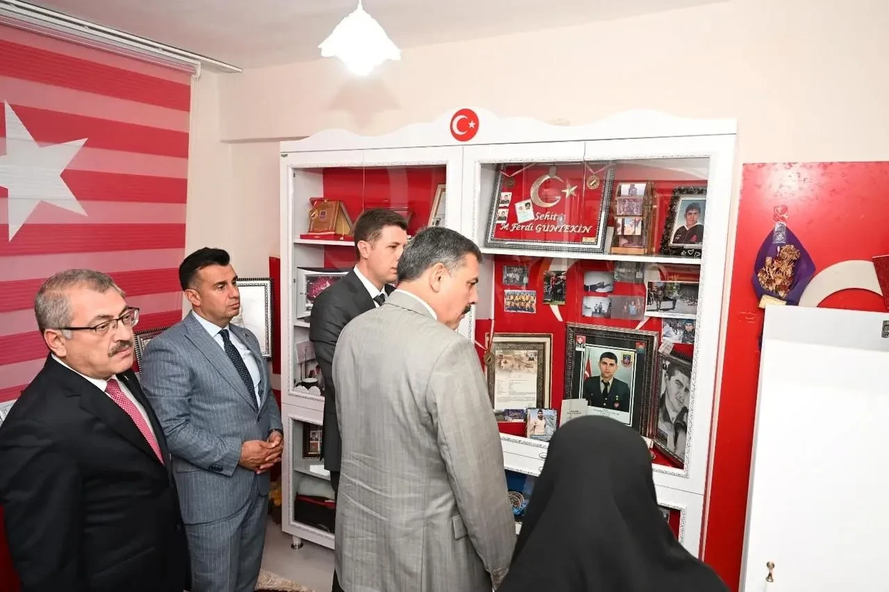 Erzurum Valisi Mustafa Çiftçi şehit annesi Nesrin Güntekin’i ziyaret etti