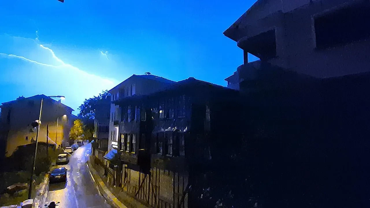 Bartın'da şimşekler sağanak yağış sırasında geceyi aydınlattı