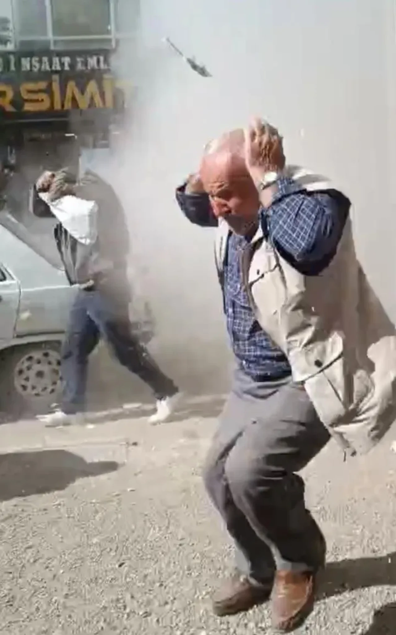 Kahramanmaraş’ta kontrollü yıkım araç ve iş yerlerine zarar verdi