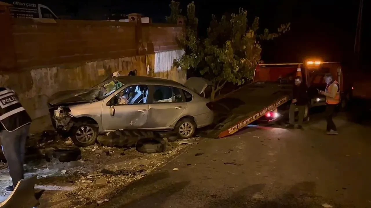Bartın'da Otomobil Kazasında Sürücü Ekipler Tarafından Kurtarıldı