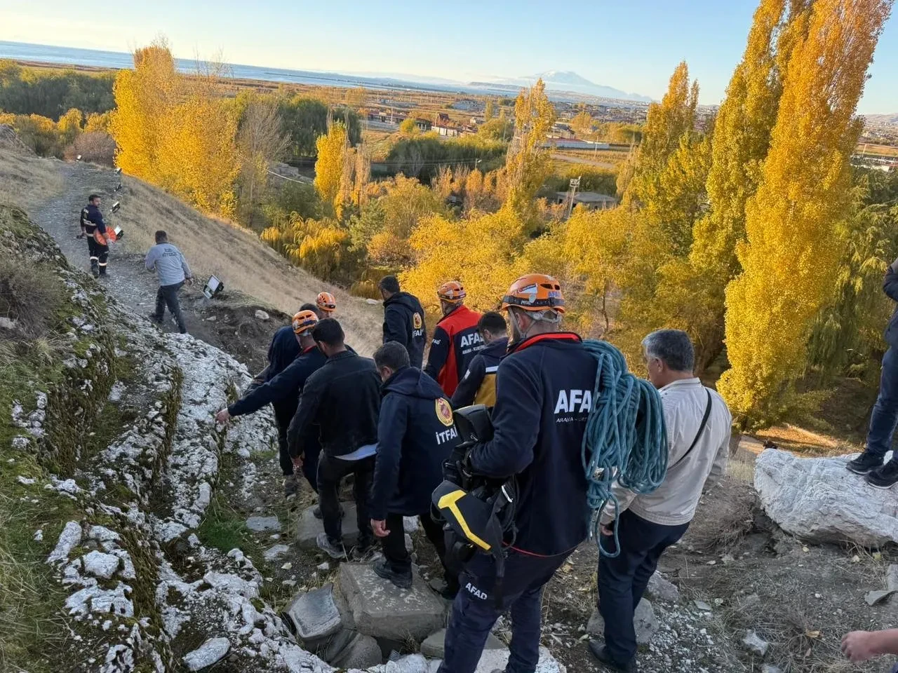 Van Kalesi’nden düşen kişi AFAD ve itfaiye ekipleri tarafından kurtarıldı