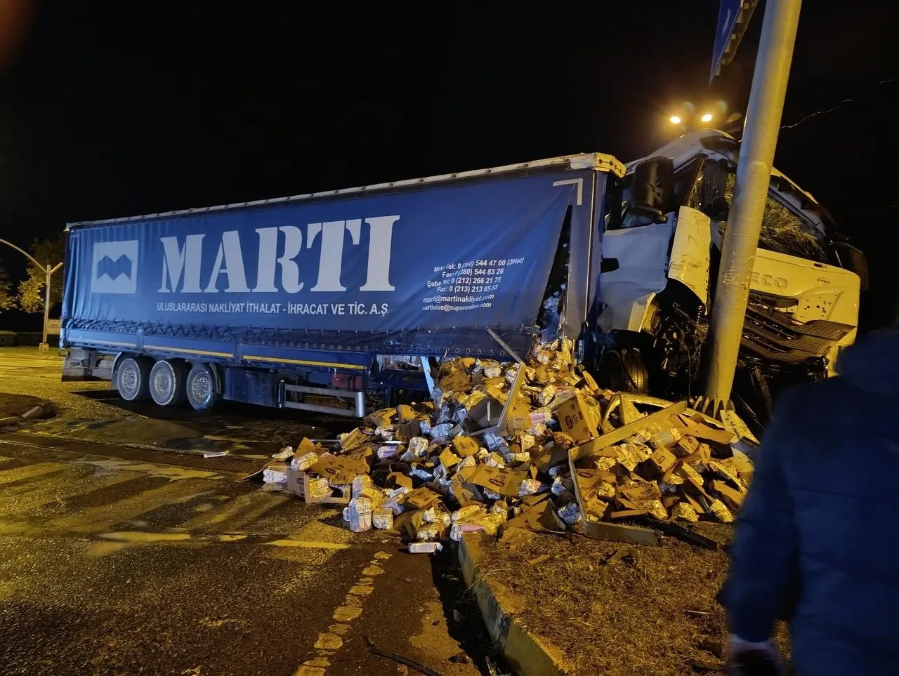 Ordu'nun Fatsa ilçesinde süt yüklü tır ile otomobil çarpıştı